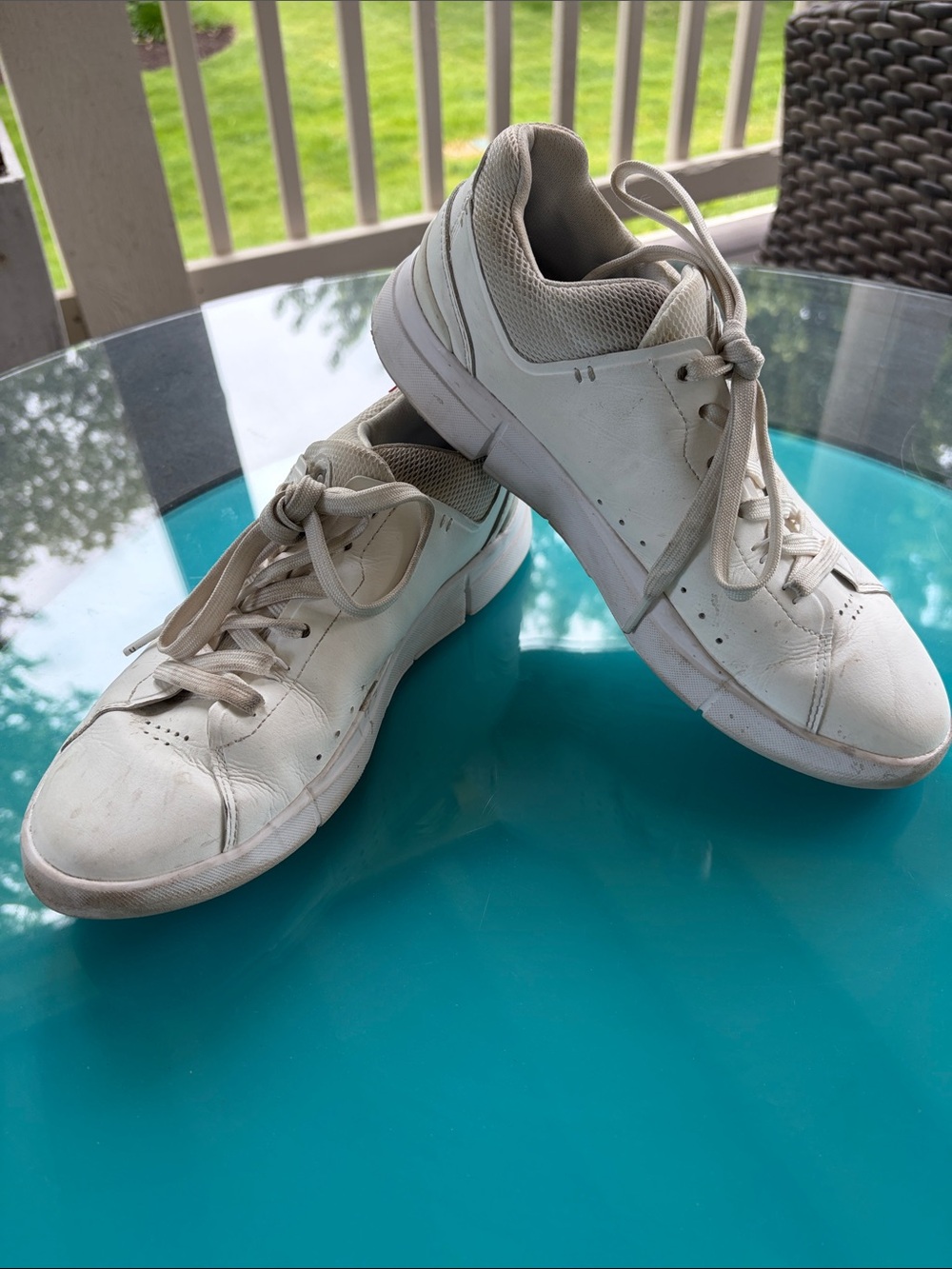 Women's ON  Roger  leather White Low-Top Athletic Sneakers